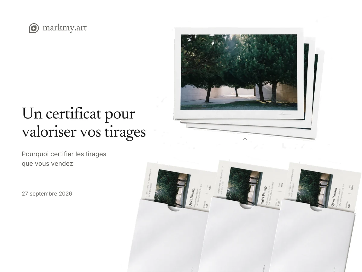 Un certificat pour valoriser vos tirages : des photographies imprimées et leurs certificats dans des pochettes en papier.